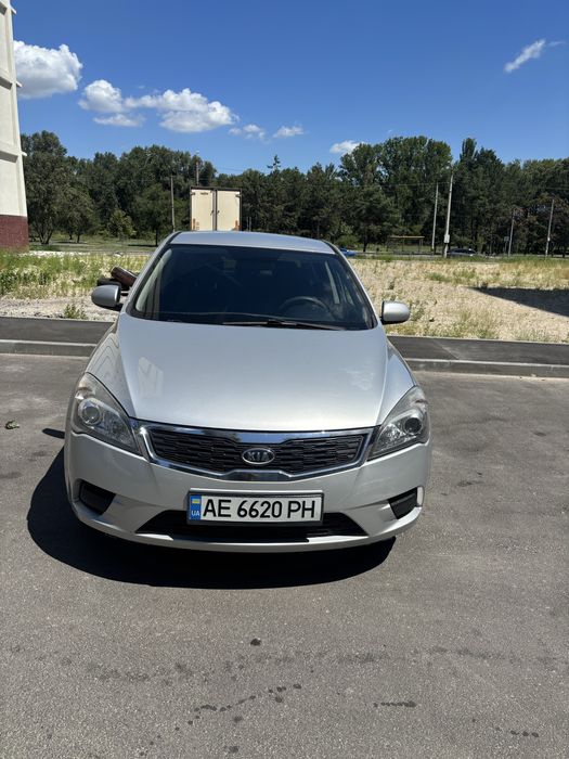 Kia ceed 2009 года 1.4 бенз