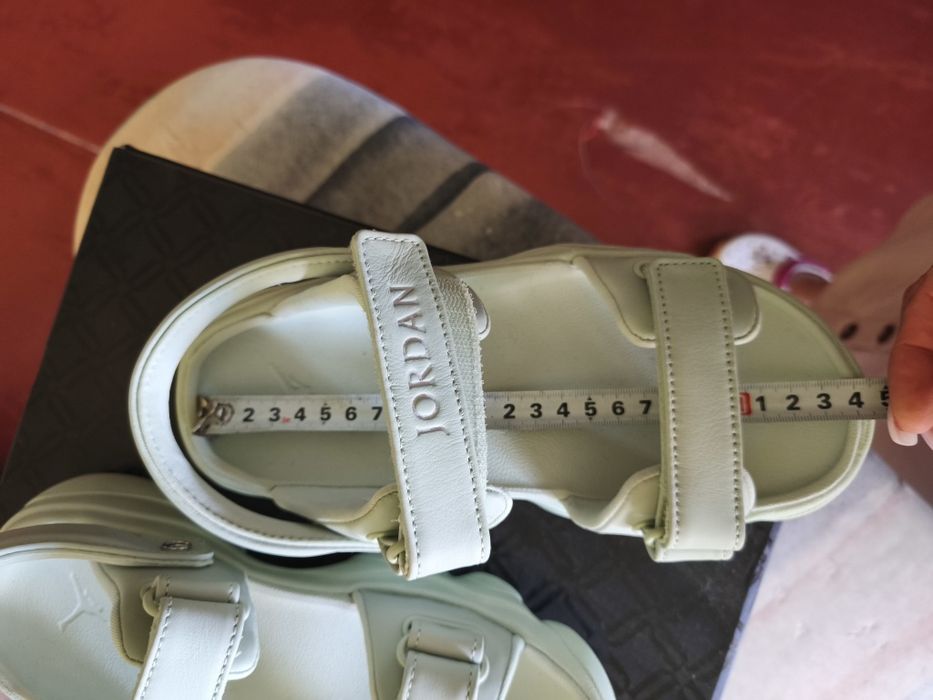 Продам босоніжки Jordan 23.5 см