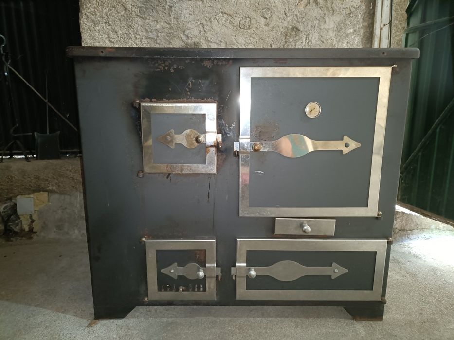 Fogão a Lenha em Aço com Forno e Placa Superior – Excelente Estado