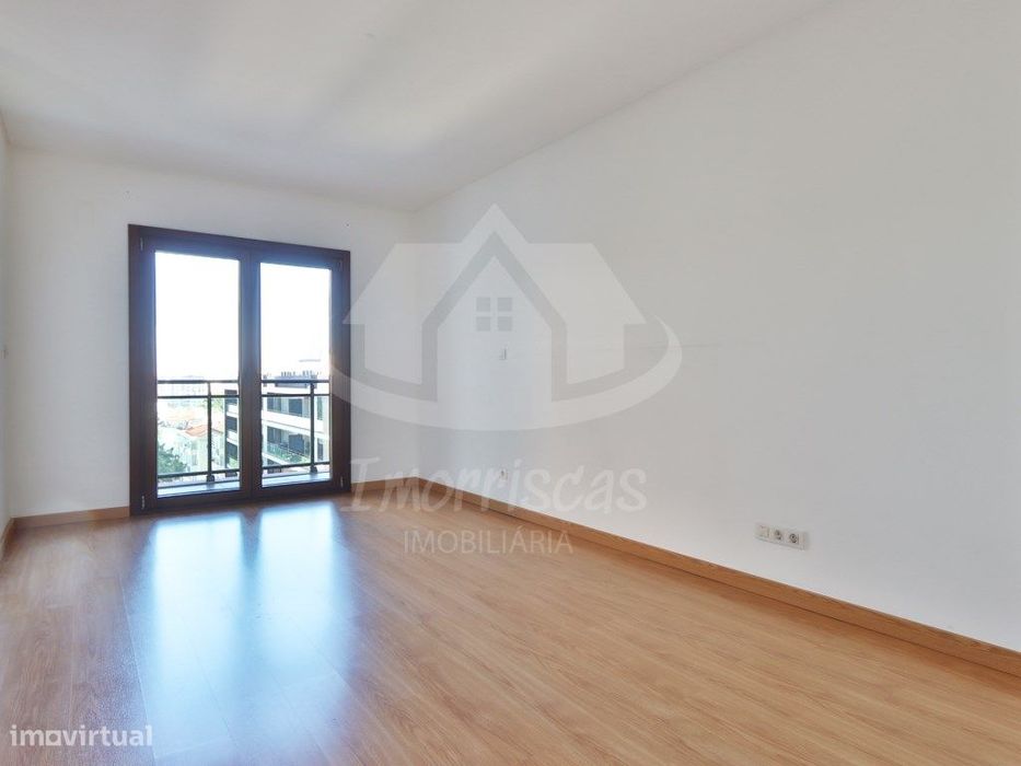 Apartamento T3 com box no Condomínio Blue Garden, em Sacavém