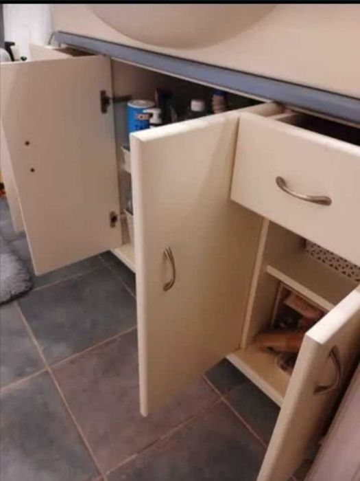 Móvel de casa de banho com lavatório, torneira e bancada em mármore