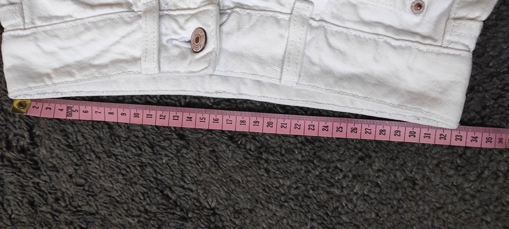 Białe jeansy Cropp 32 xxs przed kostkę