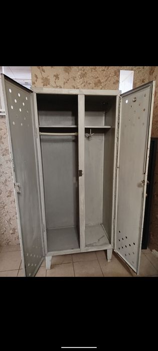 Шкаф металевий для одежі