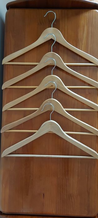 5 cabides em madeira