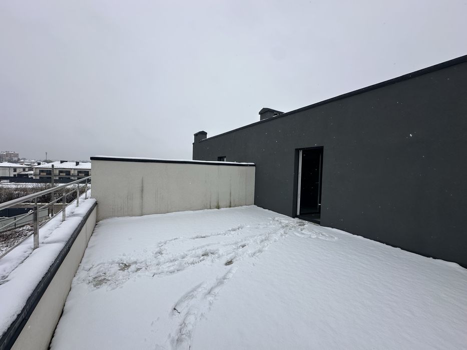 Просторий таунхаус 140м2 з терасами і балконом +50м2 в Крихівцях