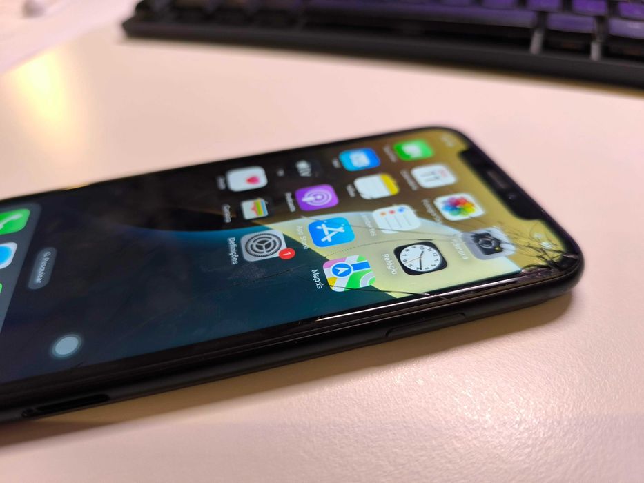 Iphone XR 128GB com ecrã partido (bateria 85%)