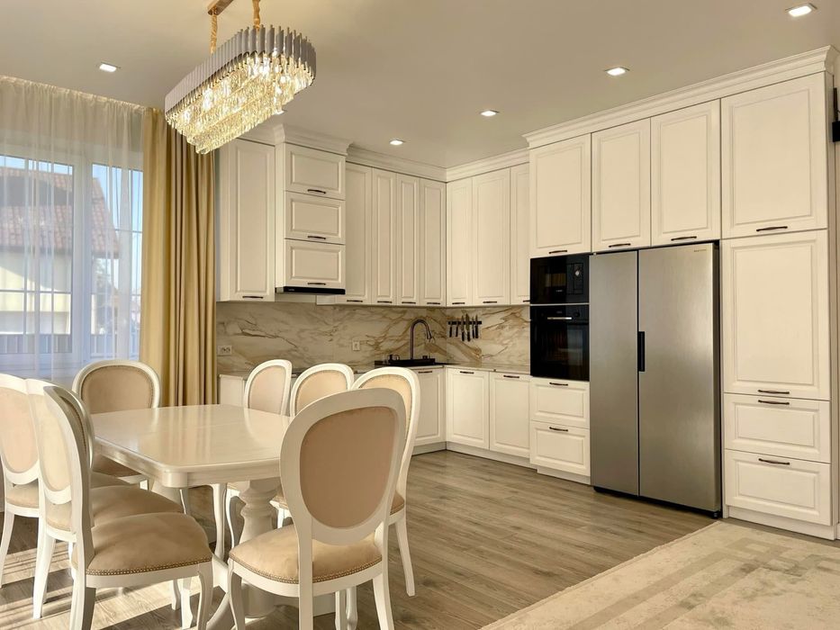 Продам будинок неподалік міського озера!