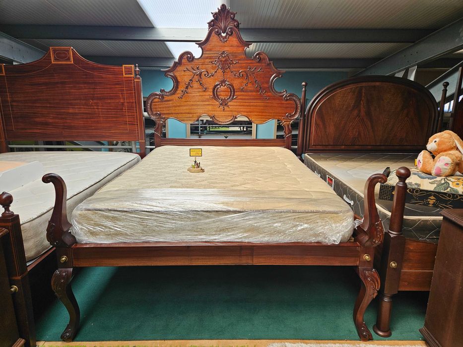 Cama antiga com estrado e colchão - Bom estado geral
