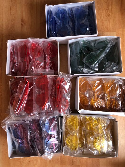 Plastikowe okulary przeciwsłoneczne Mc Jay zielone, niebieskie, czerwone, żółte