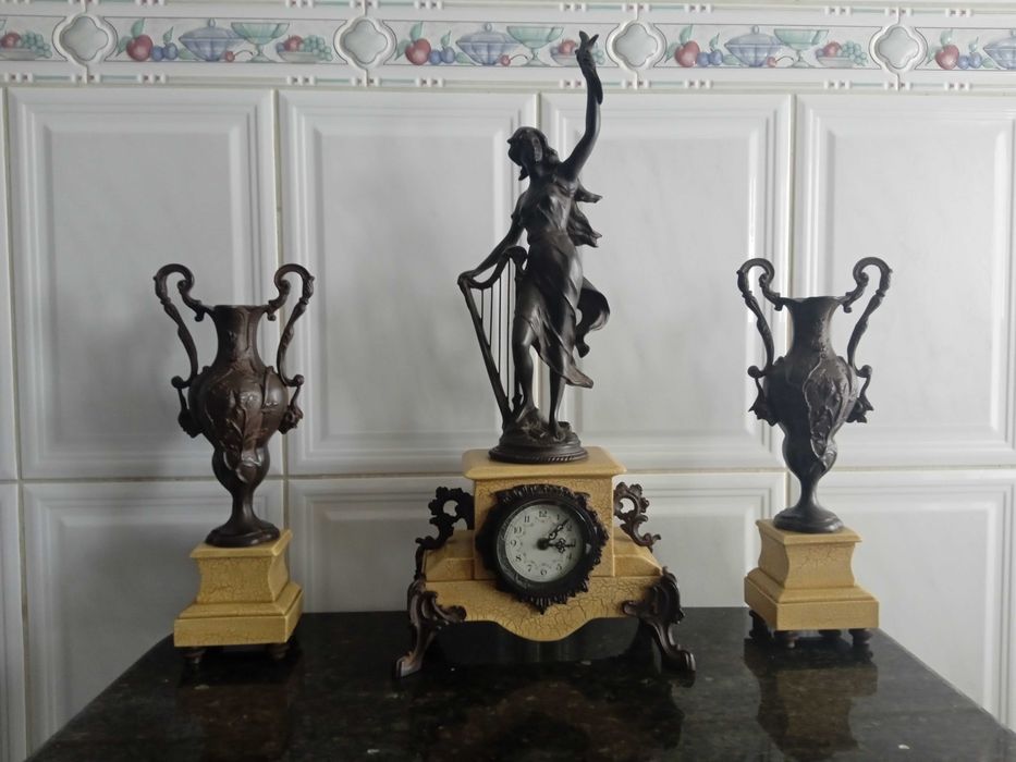 Conjunto de vasos e Relógio