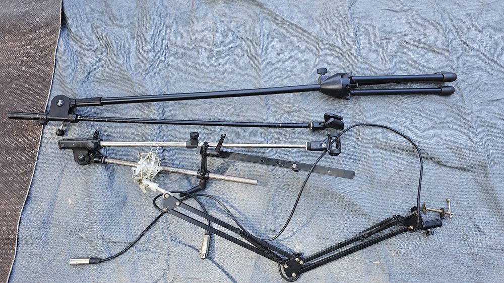 Sprzęt muzyczny, mikrofony,stojaki,futerał,kable itp