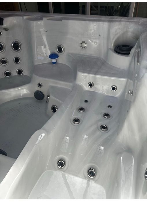 Jacuzzi amerykańskie Balboa z pompą ciepła.