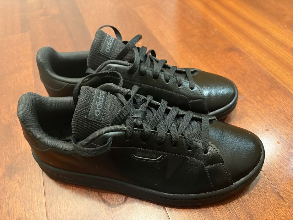 Sapatilhas Adidas Court tamanho 41 1/3 como novos