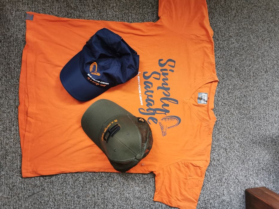 2 czapki Savage Gear i t-shirt M SG Simply