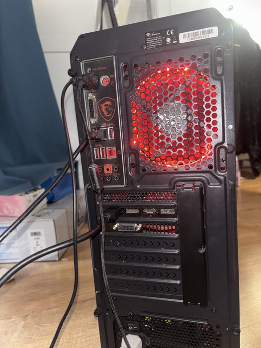 Komputer stacjonarny + monitor+głośniki i kamerka internetowa