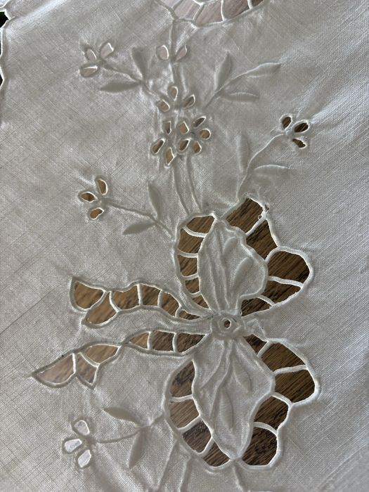 Toalha de mesa linho branco bordado à mão