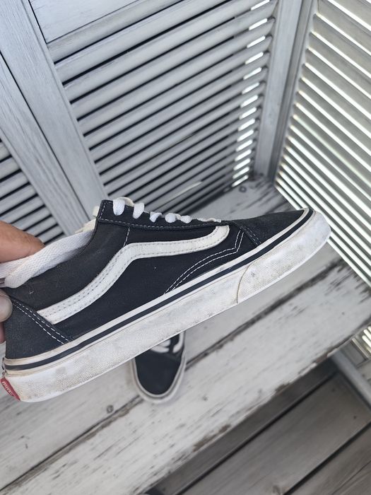Czarne sneakersy Vans 37, 23.5 cm. Uszkodzona jedna zapiętka. Ogólnie stan ok.