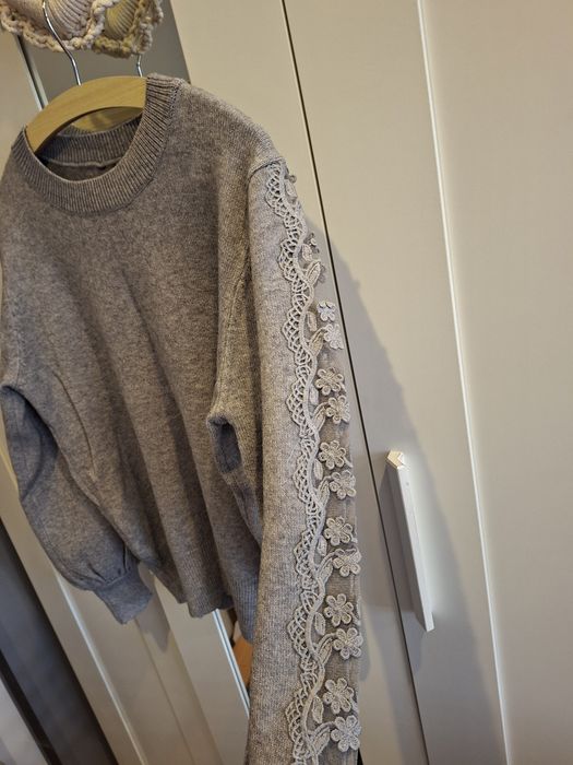 Sweter szary z ozdobami