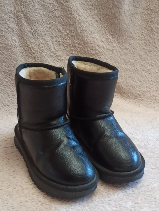 Угги  для дівчинки в гарному стані