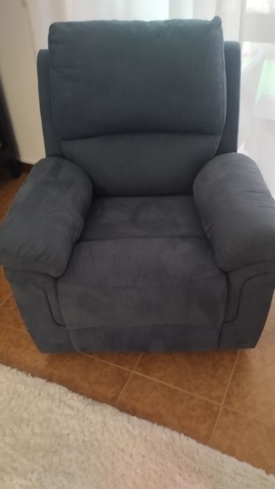 Vendo sofá mais cadeirão em bom estado ainda com garantia