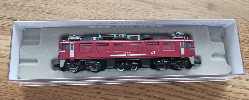 Kolekcjonerski model lokomotywy elektrycznej Microace ED76-1012.