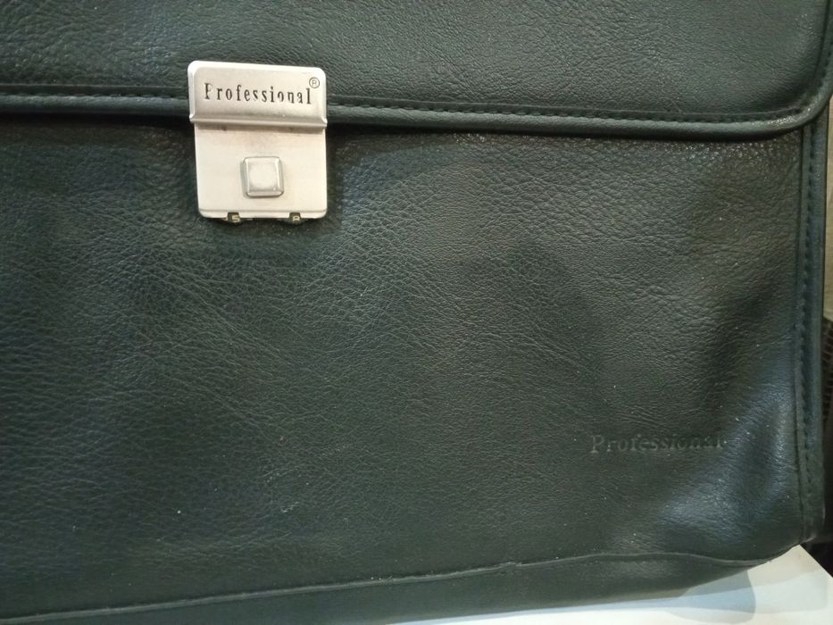 Продам портфель из ЭКО кожи Professional  c кодовым замком.