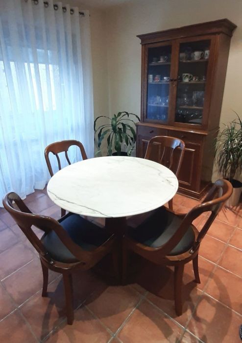 Conjunto mesa e 4 cadeiras