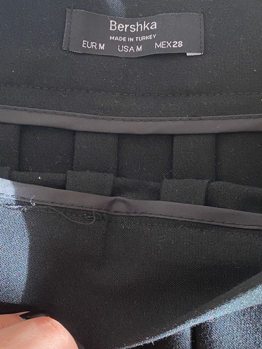 Saia Bershka preta