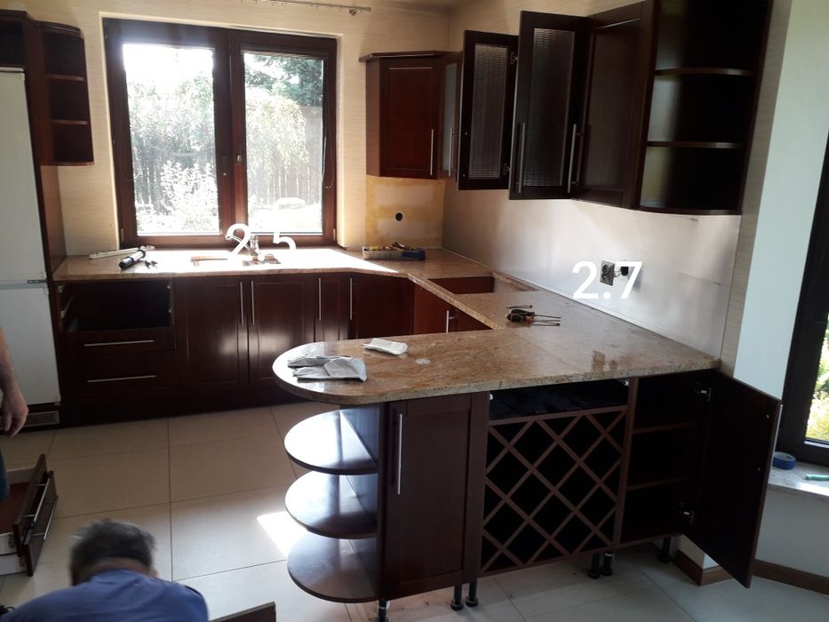 Meble kuchenne z demotarzu blat kamień fronty drewno