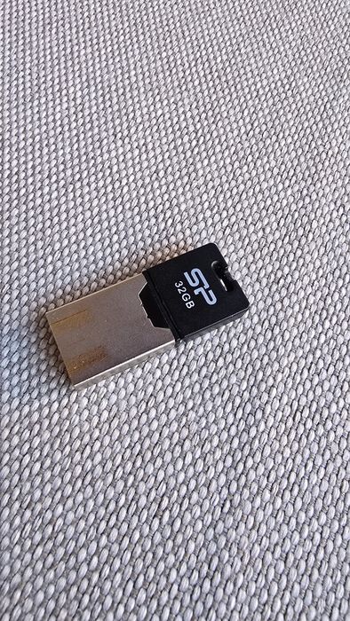 Флешка USB в отличном состоянии