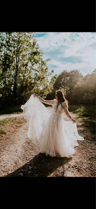 Suknia ślubna z koronką 3D projektu anna sposa