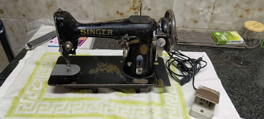 Maquina SINGER antiga a funcionar