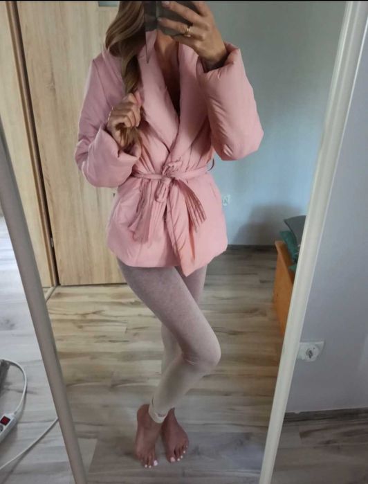 Kurtka zimowa puchowa pudrowy róż ciepła kołnierz taliowana zima