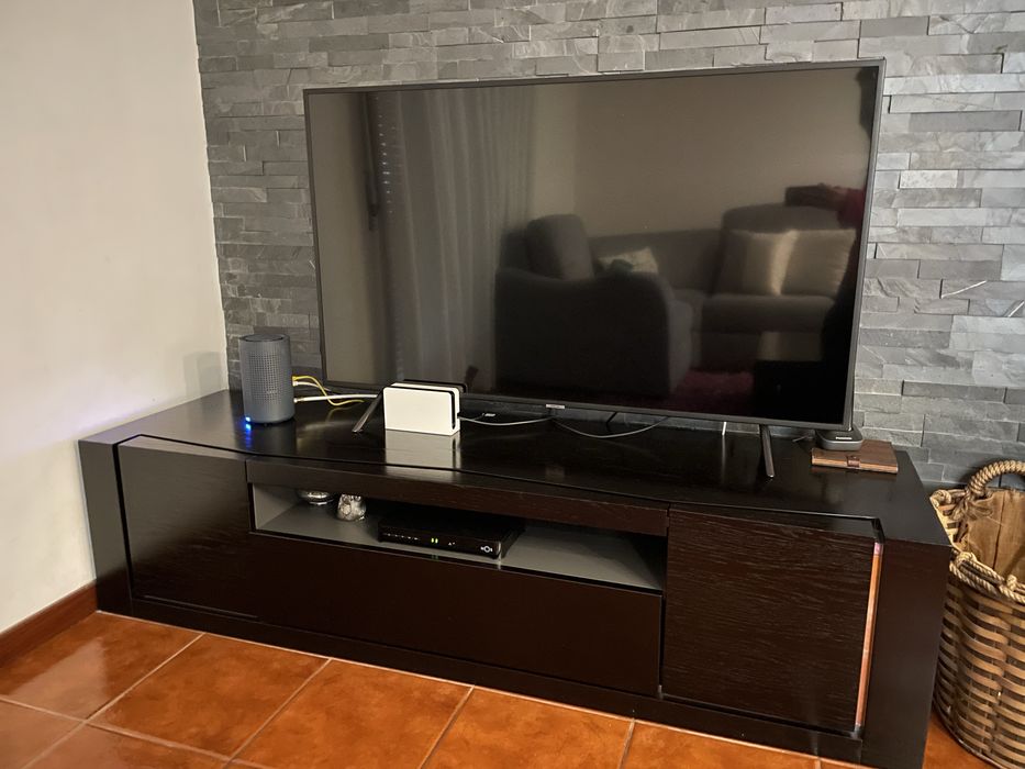 Móvel de TV Moderno Preto com Arrumação