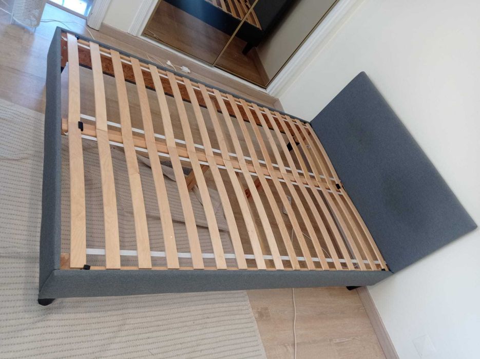 Cama de casal forrada a tecido (Ikea)