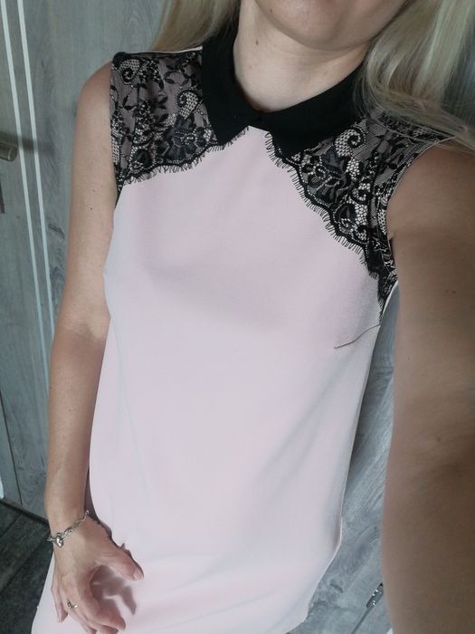 Sukienka prosta z koronką pudrowy roz z kołnierzem kalsyczka prosta