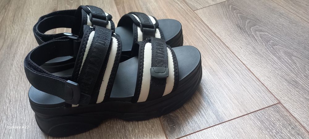 Продам босоніжки нові