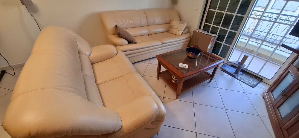 Sofás em Pura Pele semi-novos