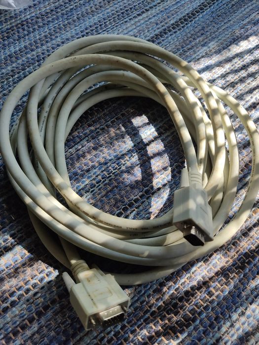 cabo na imagem é um cabo VGA (Video osGraphics Array).