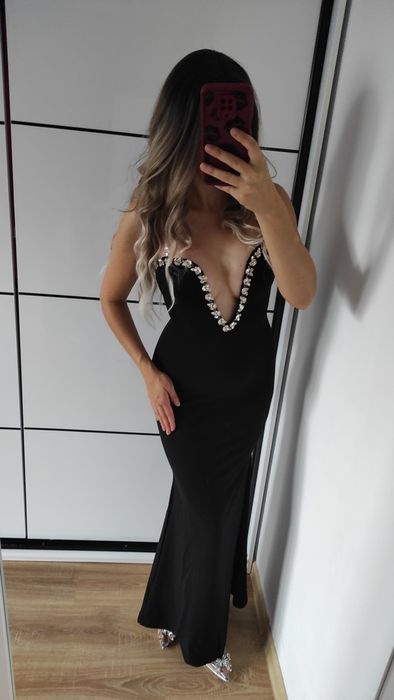 Wieczorowa sukienka z ozdobną górą