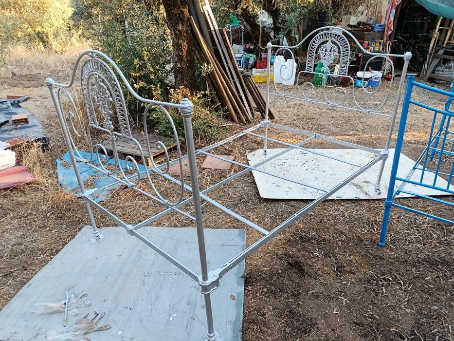Cama de ferro prateada