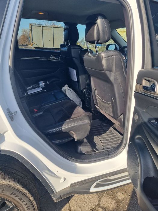 Автомобиль Jeep Cherokee