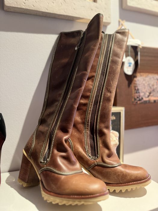 Botas FLY LONDON em camel