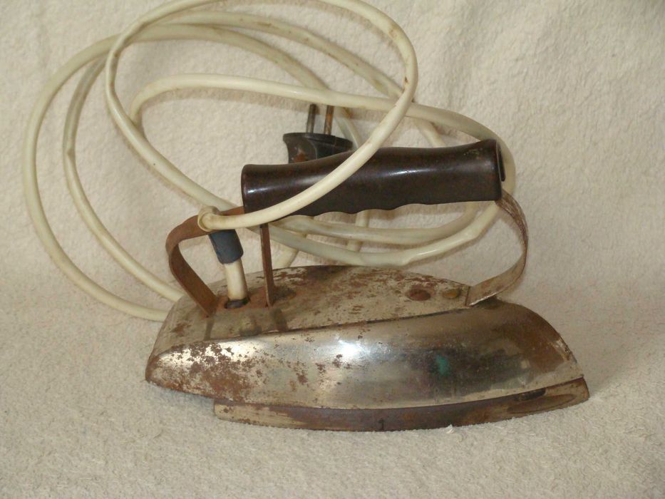 продам утюг ссср 1984 год тяжелый 1500 ватт  Б\У идеальное сосстояние