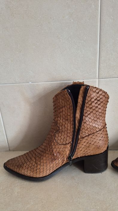 Botas em pele pouco usadas