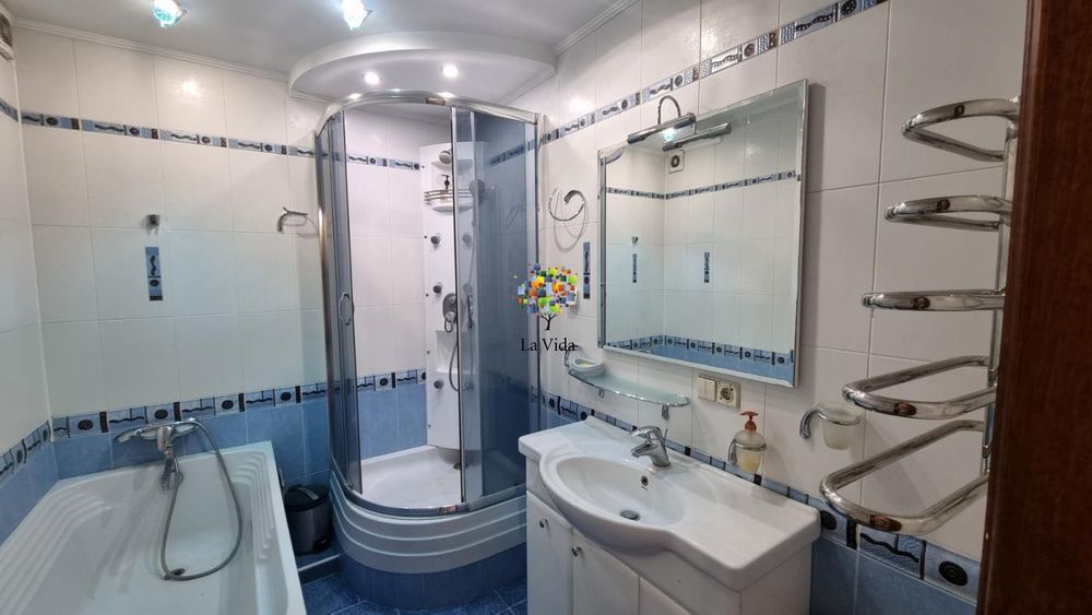Продаж 2-к квартири з ремонтом та меблями, вул. Милославська, 45