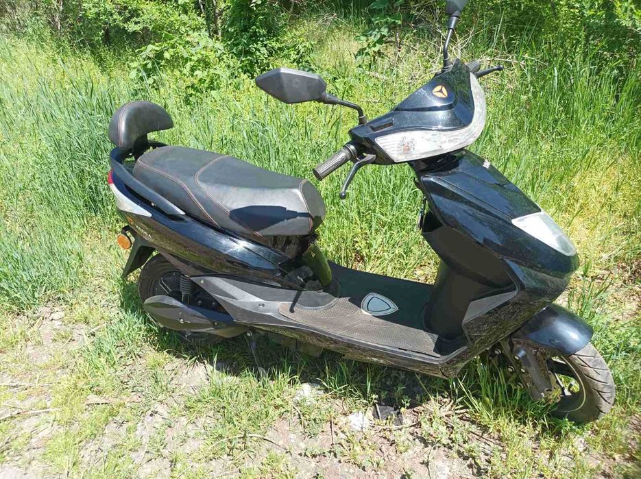 Продам электроскутер Yadea EM215 (2 кВт) в идеальном состоянии!