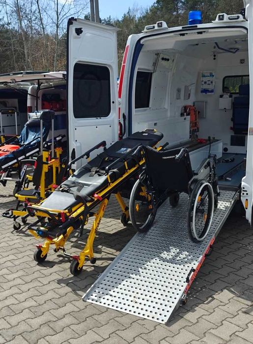 Transport Chorych. Ambulans. Karetka. Przewozy Sanitarne, Medyczne.