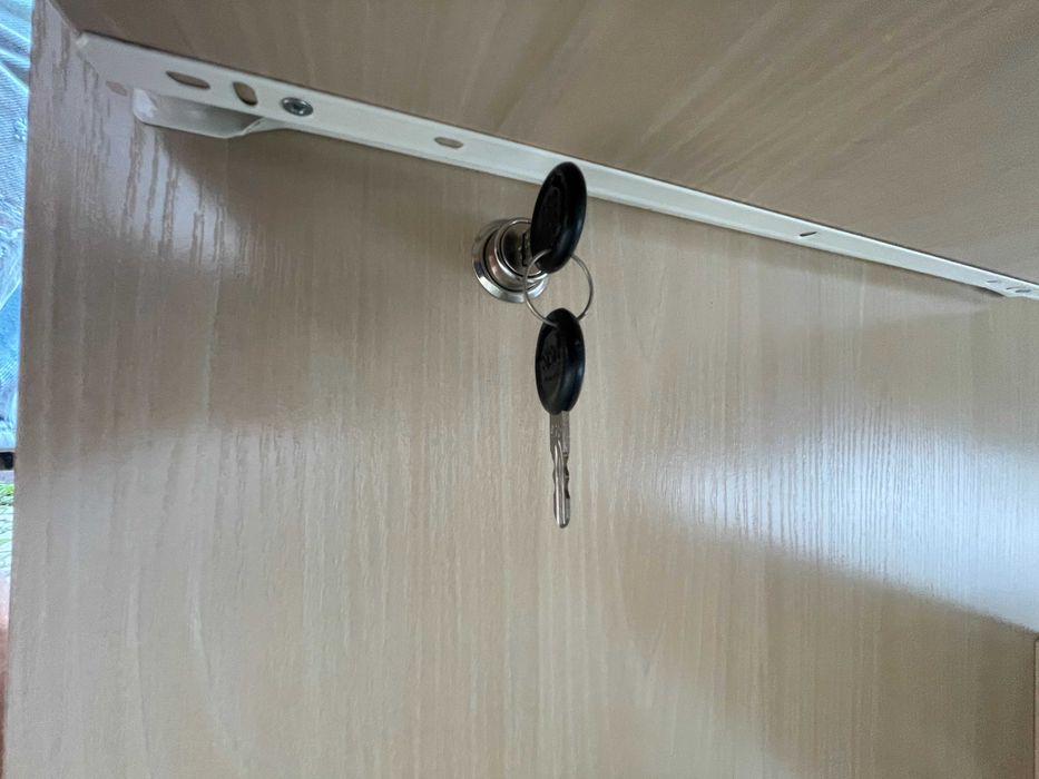 -->DO PRACY I NAUKI: Solidne biurko drewniane z pakietem udogodnień.