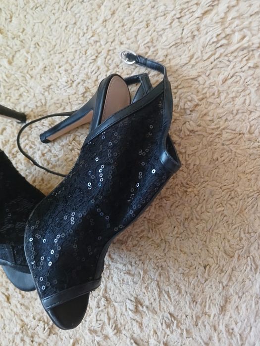 Buty damskie na obcasie.